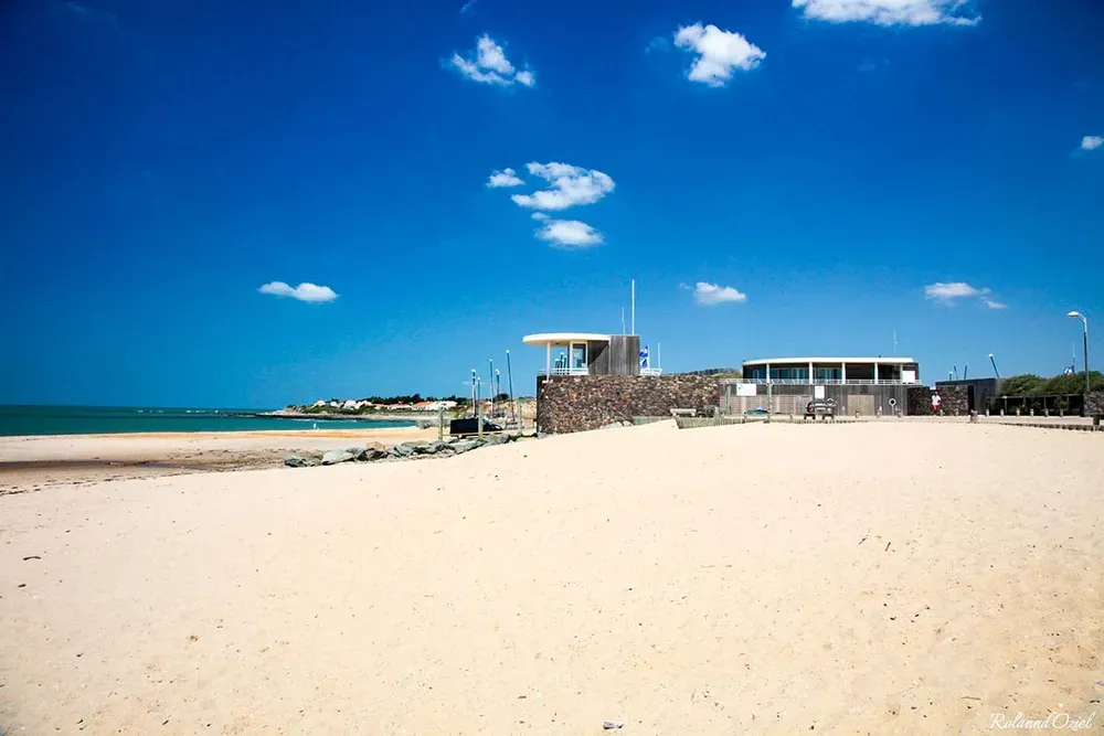 Bâtiment moderne de l'école de voile sur la grande plage de sable de Brétignolles-sur-Mer.