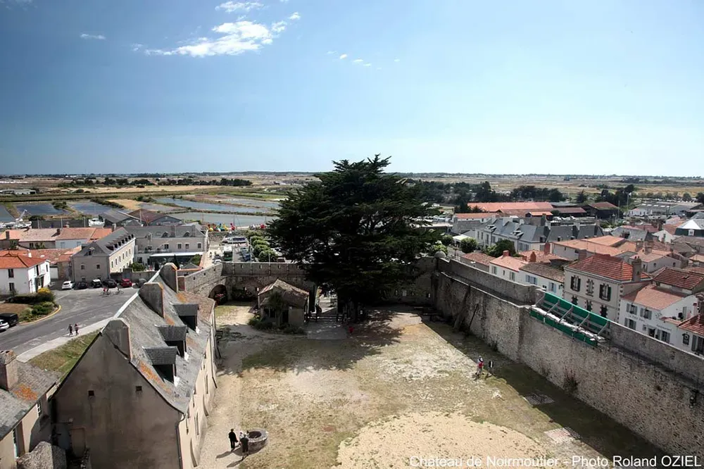 Vue panoramique depuis les remparts du château de Noirmoutier sur la ville et les marais salants.