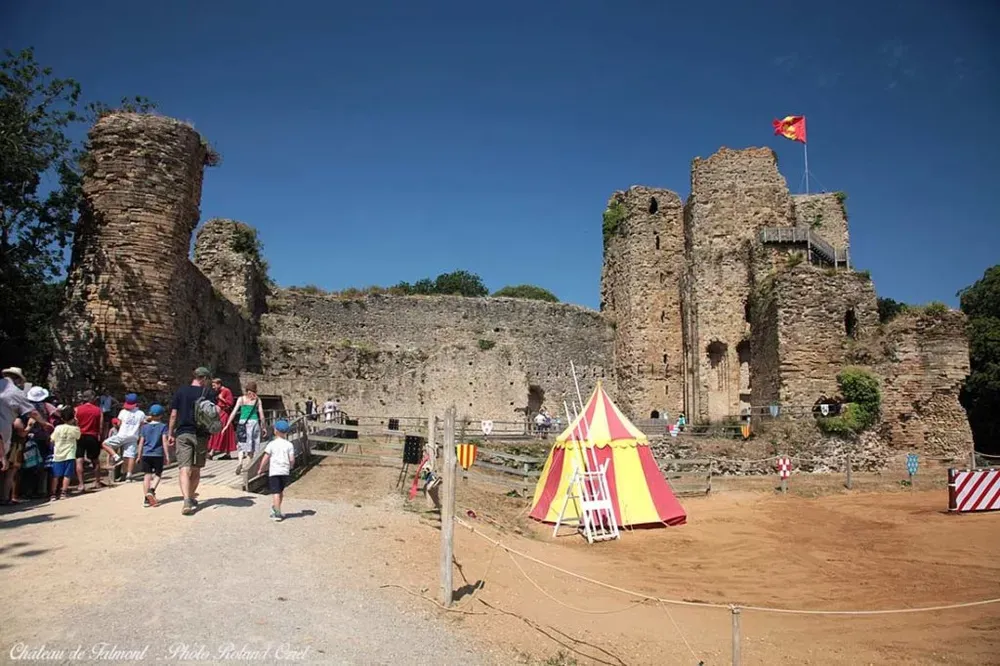 Les vestiges en pierre du château fort de Talmont-Saint-Hilaire sous un ciel bleu en Vendée