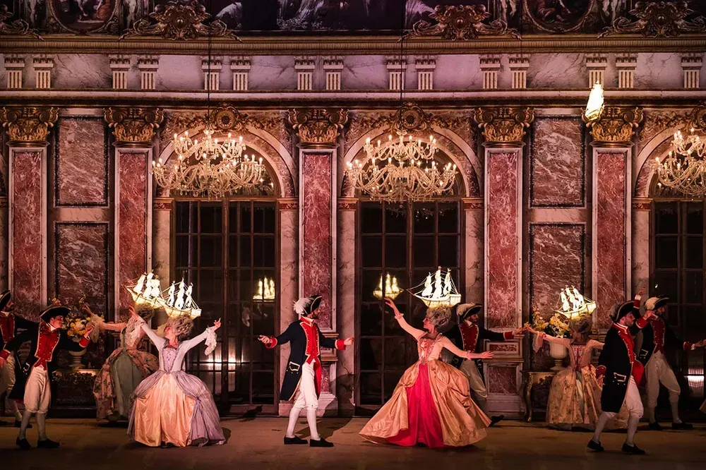 Mise en scène historique grandiose en intérieur retraçant le destin d'un officier vendéen au spectacle Le Dernier Panache