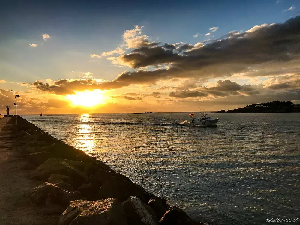 Bateaux de plaisance naviguant sur la Vie sous un grand ciel bleu à Saint-Gilles-Croix-de-Vie