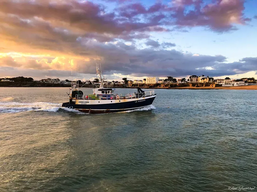 Le phare de la Garenne se dressant fièrement le long de la promenade du chenal maritime